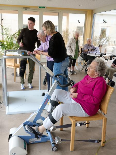 Les droits des aînés, ici des  pensionnaires du home Le Foyer  à La Sagne, seront-ils inscrits dans la Constitution? David Marchon